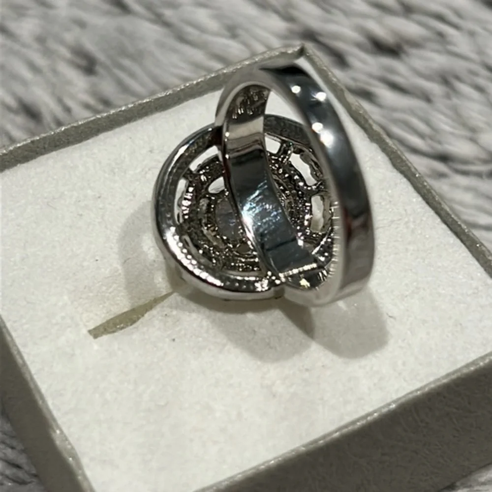 Costume jewelry cocktail ring size 6